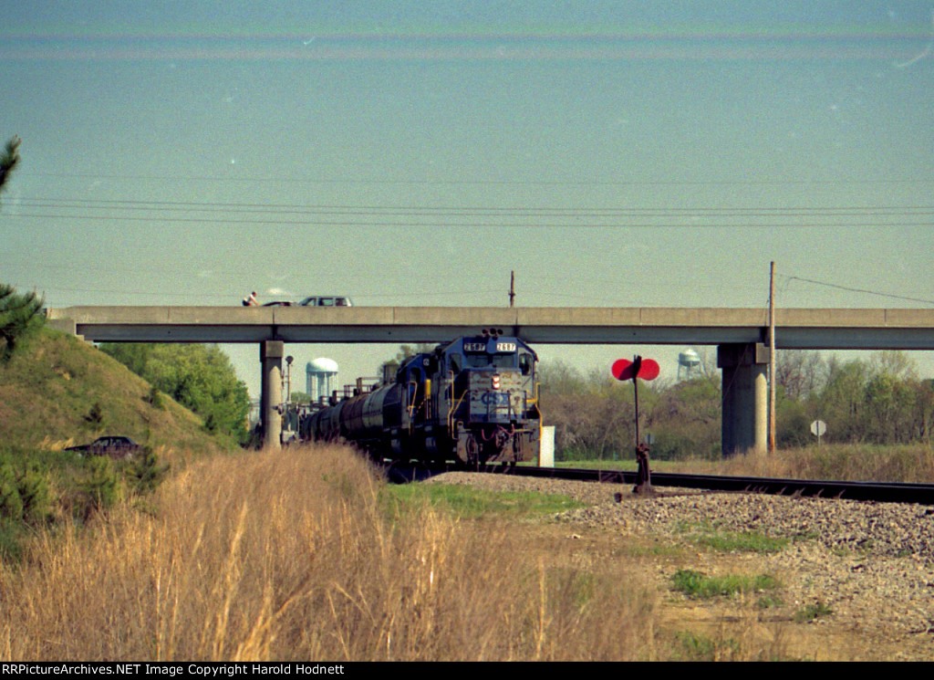 CSX 2687 leads a train under US Hwy 501